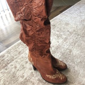 Women’s boots size 39 which is 8.5